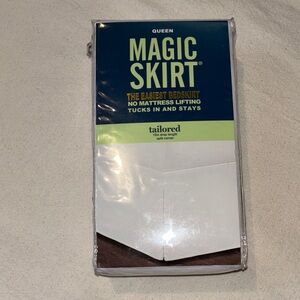 Que White Magic Skirt bedskirt